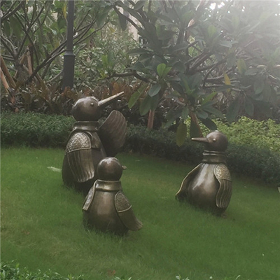 Escultura decorativa exterior do pinguim das estátuas de bronze feitos a mão do jardim