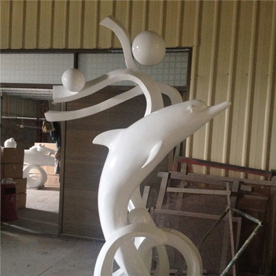 A estátua exterior do golfinho da fibra de vidro do parque do oceano lustrou 100cm pintado