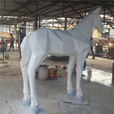 Geometria realística das grandes esculturas animais do jardim do cavalo do metal para a cidade