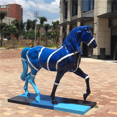 Vida realística da fibra de vidro - a estátua do jardim da escultura do cavalo do tamanho pintou