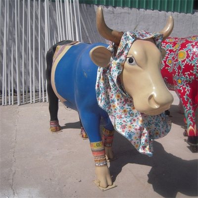 Vida da fibra de vidro - o jardim animal das estátuas do tamanho pintou esculturas da vaca para a alameda