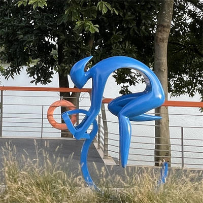 Bicicleta do passeio que pinta esculturas exteriores Art Metal Colorful do jardim