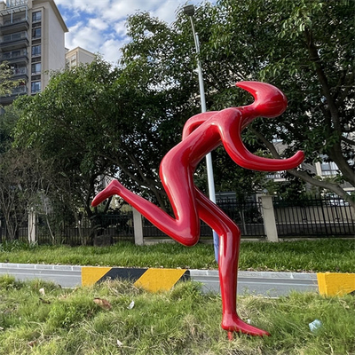 As grandes esculturas exteriores de corrida do jardim do homem abstraem decorativo para urbano