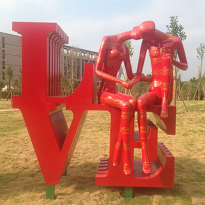Sumário decorativo de dança da escultura do metal dos amantes do sinal do amor para o centro da cidade