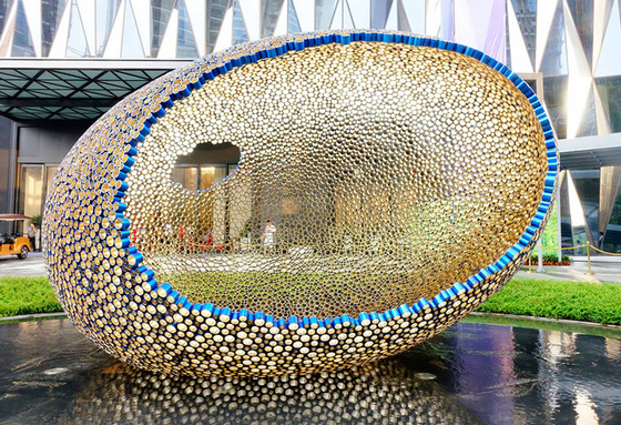 As esculturas exteriores do jardim do centro dourado galvanizam a escultura do ninho do pássaro do metal