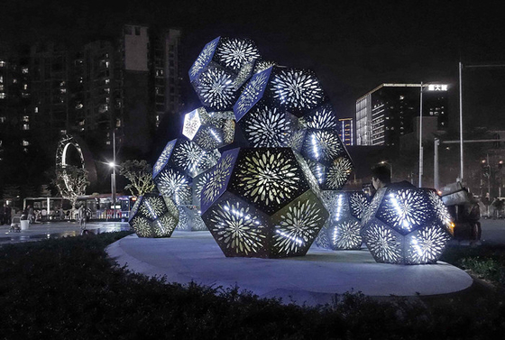 Transmissão de luz decorativa moderna do polígono do floco de neve da escultura do metal dos SS