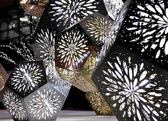 Transmissão de luz decorativa moderna do polígono do floco de neve da escultura do metal dos SS