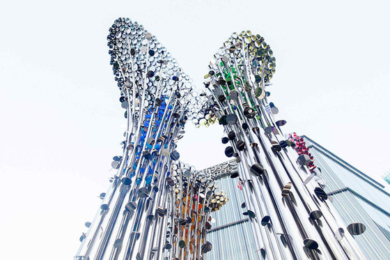 As esculturas de aço inoxidável de prata do quadrado abstraem a escultura exterior da árvore do metal