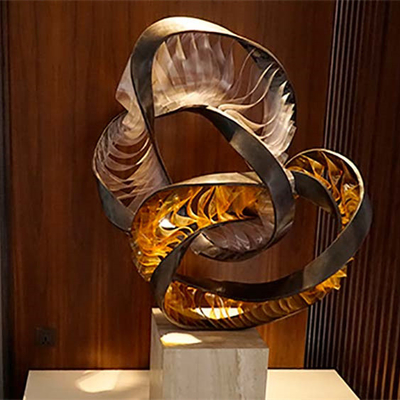 Escultura moderna abstrata interna de Bush do espelho torcida para a exposição