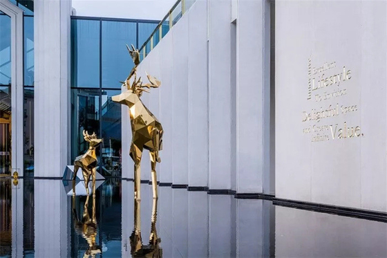Estátua lustrada geométrica dos cervos do metal das esculturas animais de aço inoxidável do jardim grande
