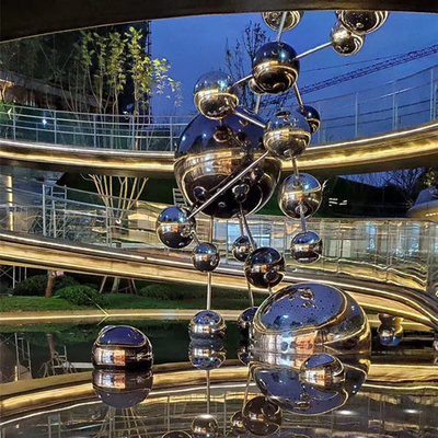 As esculturas de aço inoxidável do espelho da corda da bola jardinam os ornamento lustrados
