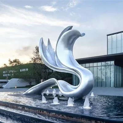 As esculturas de aço inoxidável da paisagem lustraram a escultura exterior do espelho
