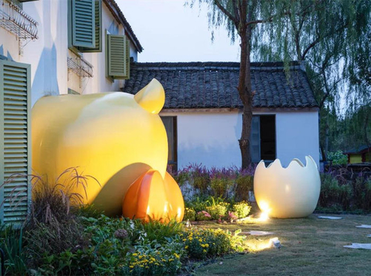 A fibra de vidro bonito da escultura do jardim da galinha do ovo dos desenhos animados personalizou