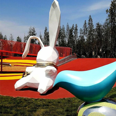 Fibra de vidro animal das esculturas do jardim do coelho dos desenhos animados da cidade exterior