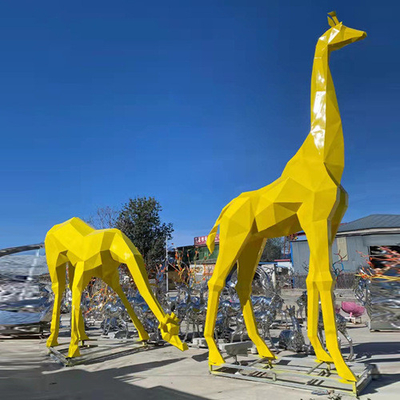A estátua exterior do jardim do girafa das esculturas animais do jardim da geometria personalizou