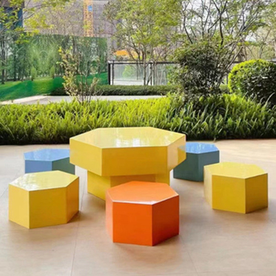 As esculturas feitas sob encomenda da fibra de vidro da cadeira do hexágono a área de repouso Art Statues público