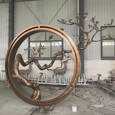 As estátuas de bronze do jardim do estilo chinês circundam a escultura exterior da árvore personalizada