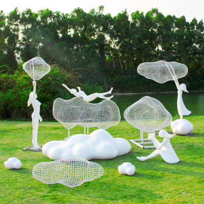 As estátuas exteriores de flutuação da fibra de vidro da menina da nuvem jardinam pintado para a exposição