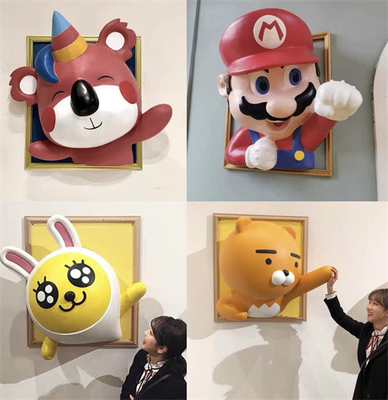 As esculturas 3D da decoração da parede da moldura para retrato dos desenhos animados personalizaram para a exposição da loja