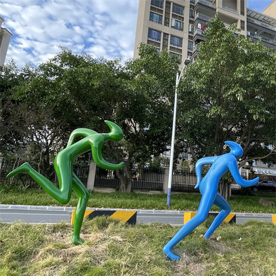 As grandes esculturas exteriores de corrida do jardim do homem abstraem decorativo para urbano